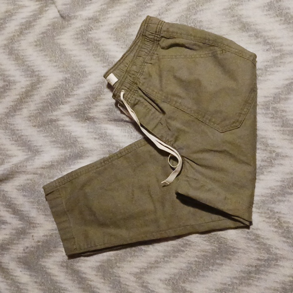 Levis Signature Gold Women's Olive Cargo Capri Pants. Size 6/W28